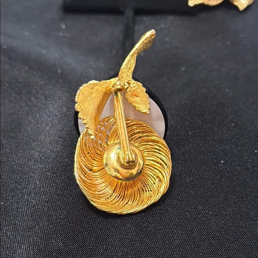 Elegant Gold Flower Brooch - Picture 2 of 2
